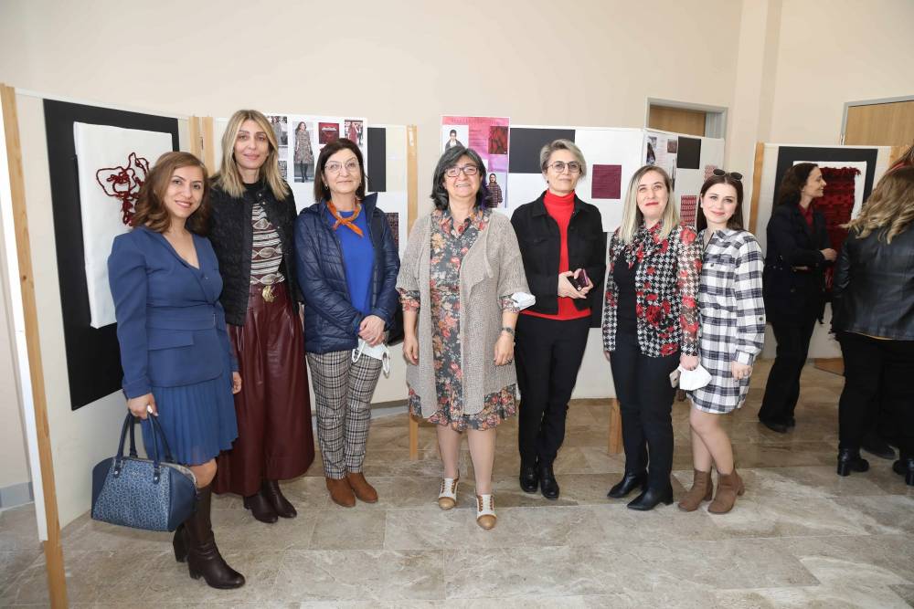 ÇÜ’de Kırmızı Doku Grup Sergisi Açıldı