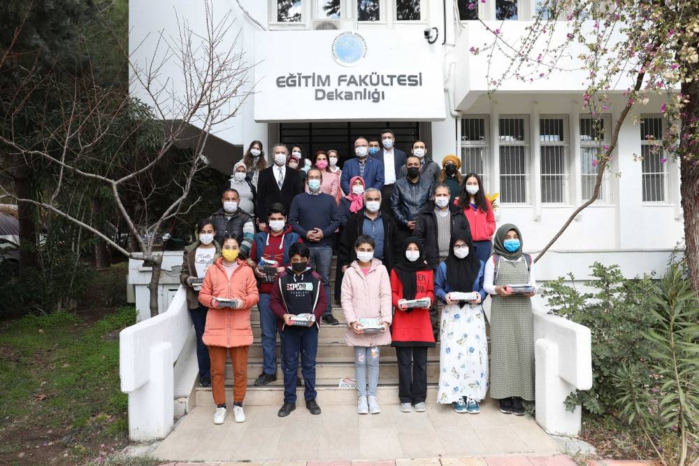 “Topluma Hizmet Uygulamaları” Dersi Kapsamında Tablet Hediye Edildi