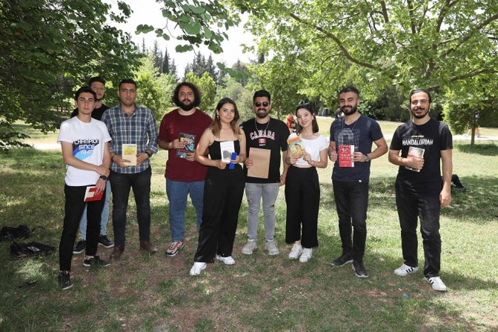 Öğrenciler Açık Alanda Kitap Okudu