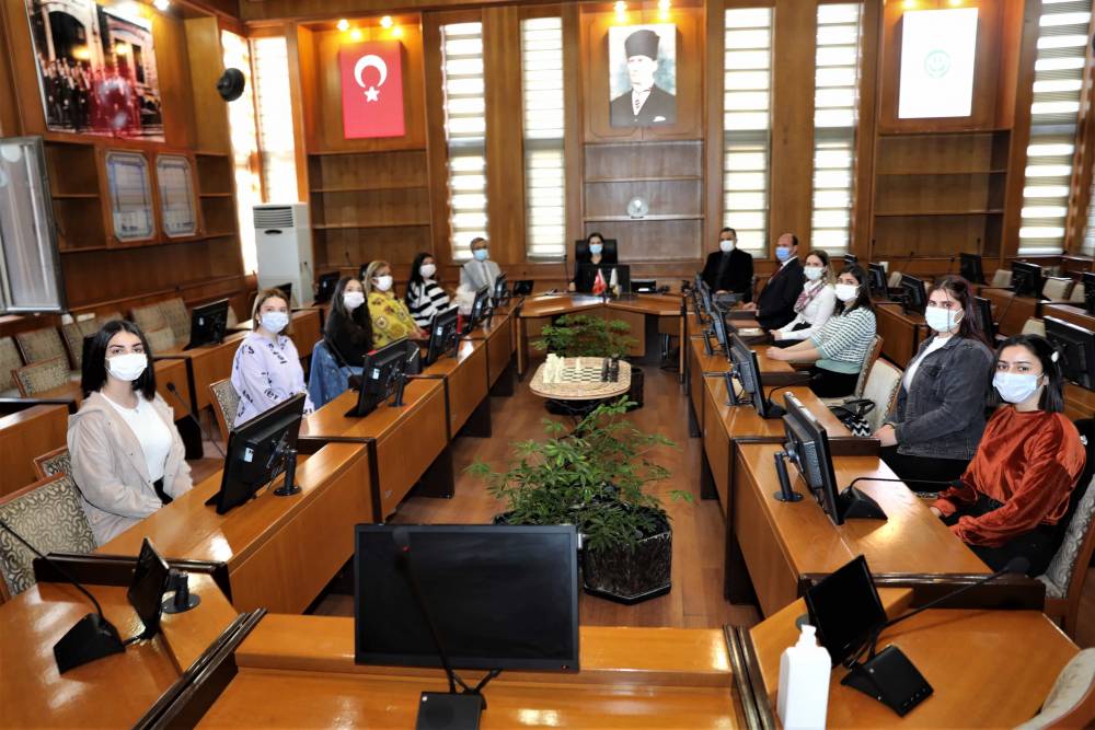 Adana Sevgi Evlerinde Kalan Gençler Rektör Prof. Dr. Meryem Tuncel’i Ziyaret Etti