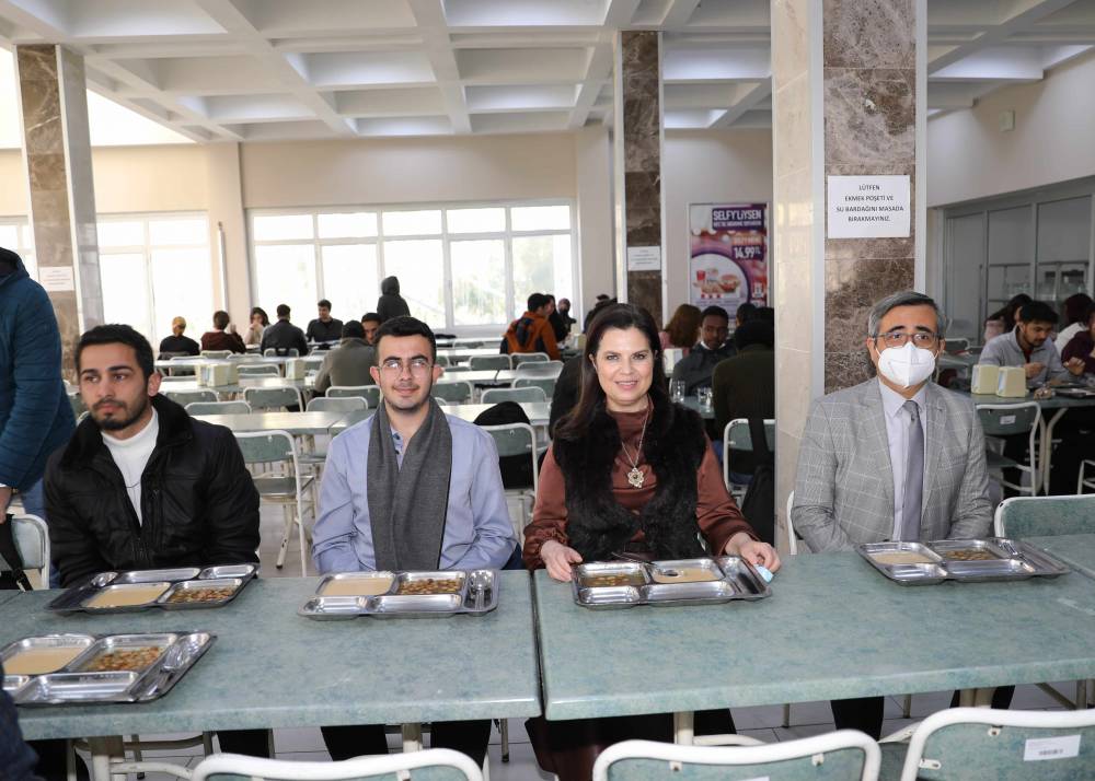 Çanakkale Zaferi’nin 107. Yıldönümü Nedeniyle Çukurova Üniversitesi’nde Geleneksel Ecdat Aşı Dağıtıldı…