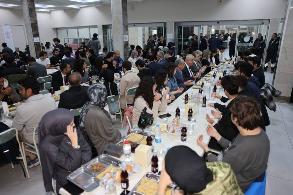 Adanalı Hayırseverler Çukurova Üniversiteli Öğrencilerle İftar Sofrasında Buluştu