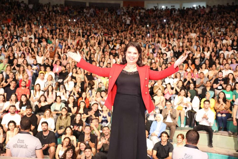 Rektör Prof. Dr. Tuncel, Bahar Şenliği Finalinde Mangal Başına Geçerek Öğrencilere Adana Kebap Pişirdi 
