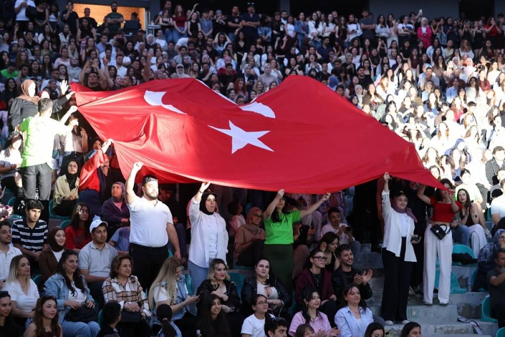 Çukurova Üniversiteli Gençler Türk Bayrağını El Üstünde Taşıdı