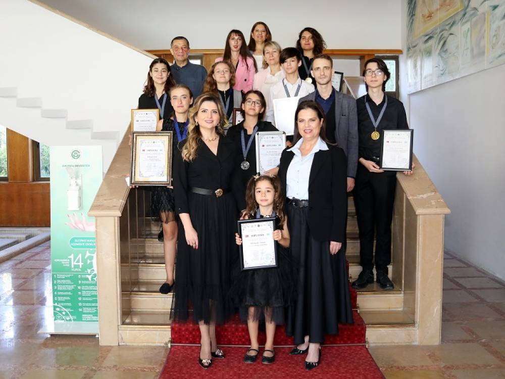 Rektör Prof. Dr. Tuncel, Ödüllü Öğrencileri Makamında Ağırladı